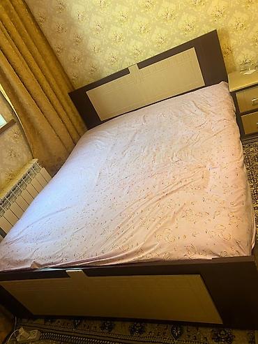 İki nəfərlik taxta çarpayı və tumba dəsti - Ölçü: təxmini 160x200 sm