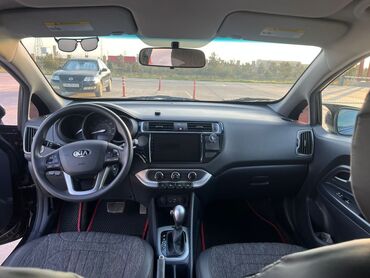 hunda sanata masin: Qara rəngli Kia Rio avtomobilin salonu. Avtomatik sürət qutusu