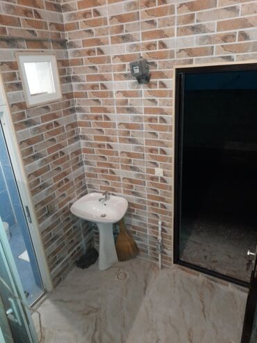 Uzunmüddətli kirayə evlər: Kirayə verilən kiçik həyət evi Plan və sahələr: - Girişdə pilləkənli — 3