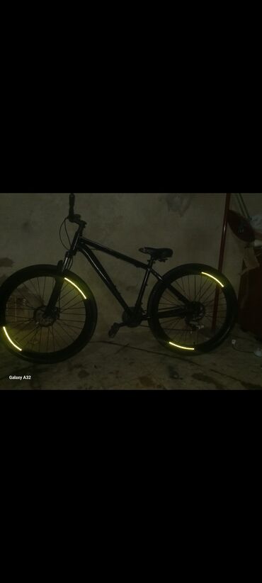 Üzüklər: City velosipedi / MTB tipli velosiped - Rəng: tam qara, təkərlərdə