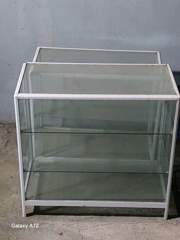 Rəf vitrinləri: Şüşə vitrin stend - Material: tam şüşə korpus, metal karkas - Rəng