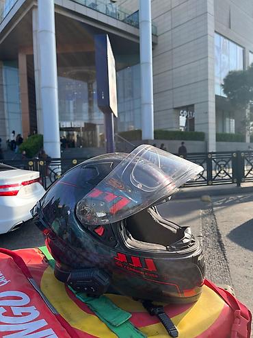 moto kuryer: Motodartçılar üçün tam üzlü kaska – karbon lif dizaynı real alıcıya — 2