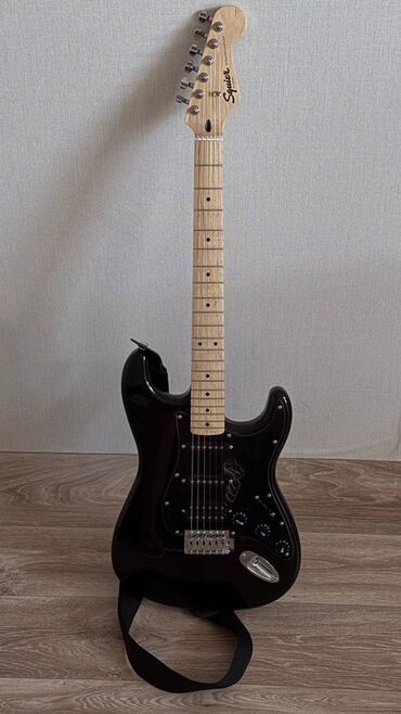 заказать струны для гитары: Электрогитара Squier Stratocaster (by Fender), черная. В цену входит