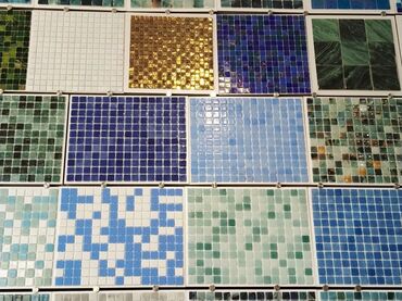 divar boyasi: Şüşə mozaika plitələri – müxtəlif rəng və naxışlarda dekorativ