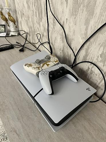 3d panel: PlayStation 5 konsolu - Model: PS5 (diskli versiya) - Rəng: Ağ-qara - — 2