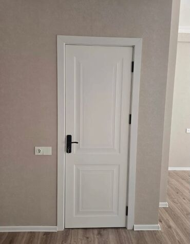 demir qapi satilir: Ağ rəngli interyer qapısı - Klassik panelli dizayn: yuxarı və aşağı