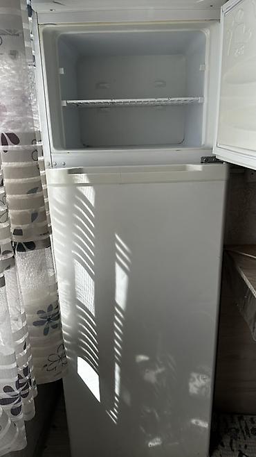 холодильник бутка: Холодильник BEKO, двухкамерный, классический белый цвет. Верхняя — 5