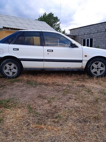 Другие Автомобили: Белый автомобиль с четырехдверным кузовом, выполненный в классическом
