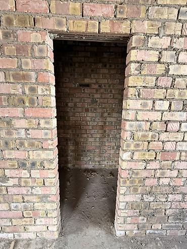 Продажа полдома: Продается просторный кирпичный дом Площадью 200 кв Находится в — 13