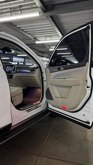 Другие детали кузова: Внедорожник (белый кузов, белый элементы) Ключевые особенности: - — 17