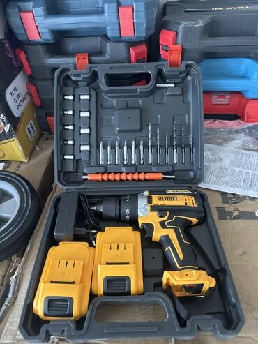 дрель электрическая: Ударная дрель-шуруповерт DeWalt, поставляемая в комплекте с двумя