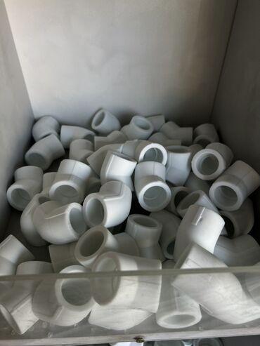 фитинги для пластиковых труб: Угольник (45°, 90°), Пластик