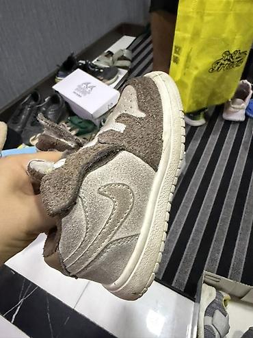 зимний найк обувь: Детские кроссовки Nike (малыши) - Размер на ярлыке: EUR 23.5 (UK — 3