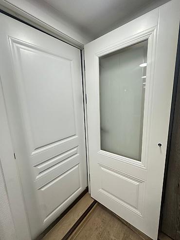 silver kitchen: Межкомнатные двери в классическом стиле, белые, с фигурной — 1