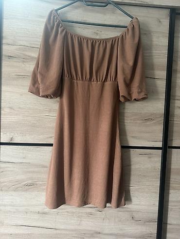 refine kapi: Haljina boje karamela sa ramenima na otkrivanje (off-shoulder) i puf — 1