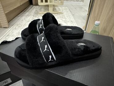 обувь 35 размера: Домашние тапочки Puma, 36.5, цвет - Черный
