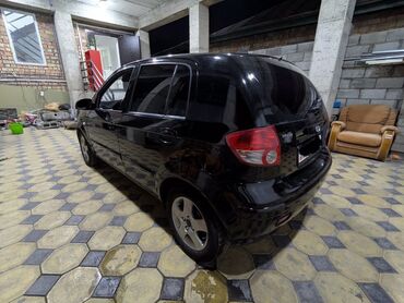 хундай ыстарекис: Черный пятидверный хэтчбек Hyundai Getz. Автомобиль имеет стильный