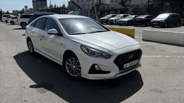 hyundai 2000: Автомобиль Hyundai Sonata белого цвета, элегантный седан. Просторный