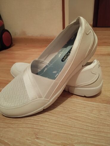 кроссовки женские белые: Продаю обувь из германии. новая не надевала (размер не подошёл)