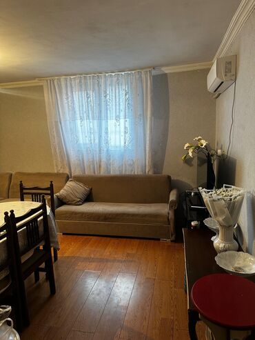qazlı su: Naximov,herbi hissenin yanında 2 otaqli. hamam. kuxna, qaz, işıq
