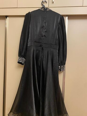 tek qaş: Qara zərif ziyafət/libas - Parça: yüngül, axıcı və şəffaf effektli