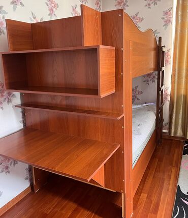 Двухъярусные кровати: Двухъярусная кровать из дерева с рабочей зоной. Кровать включает в