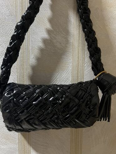 Toy paltarları və aksesuarları: Qara örgülü çiyin çantası, Bottega Veneta terzinde, Bottega Veneta