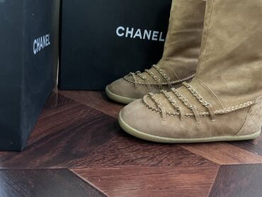 черные замшевые ботильоны: Ботинки CHANEL из замши с меховой отделкой - Бренд: CHANEL (фирменные