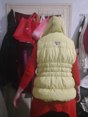 Prsluci: Ženske prsluke – 2 komada 1) Zimski puf prsluk sa kapuljačom - Boja — 2