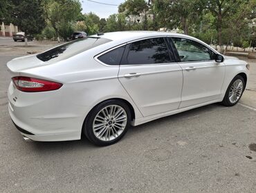 ford fusion kredit: Ağ rəngdə Ford Fusion sedanı. Bu avtomobilin salonda rahat