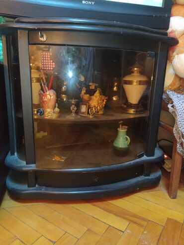 TV altlığı . Yaxşı vəziyyətdədir