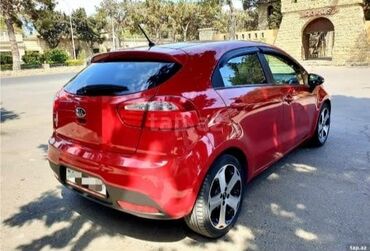 Kia: Kia Rio hatchback – parlaq qırmızı rəngli, kompakt və şəhər üçün ideal — 4