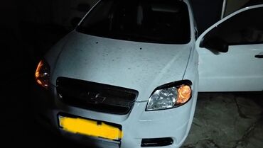 Chevrolet: Chevrolet Aveo sedan – ağ rəng, 4 qapılı, ön ötürücülü şəhər — 5