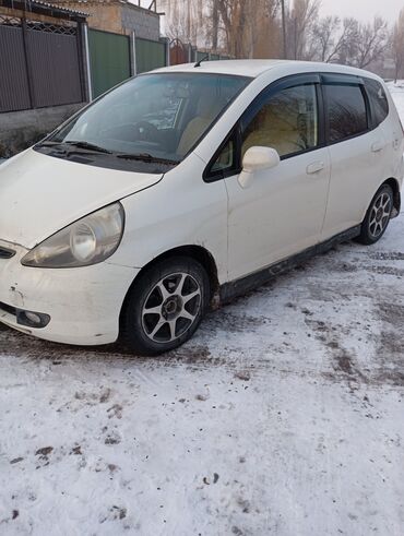 куплю машину в рассрочку: Honda Fit: 2002 г., 1.3 л, Автомат, Бензин