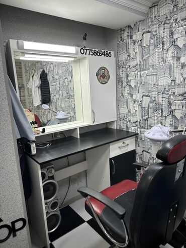 Salon, tibbi mebel dəsti: Bərbər salonu üçün iş masası. Üzərində güzgüsü, işıqlandırması və