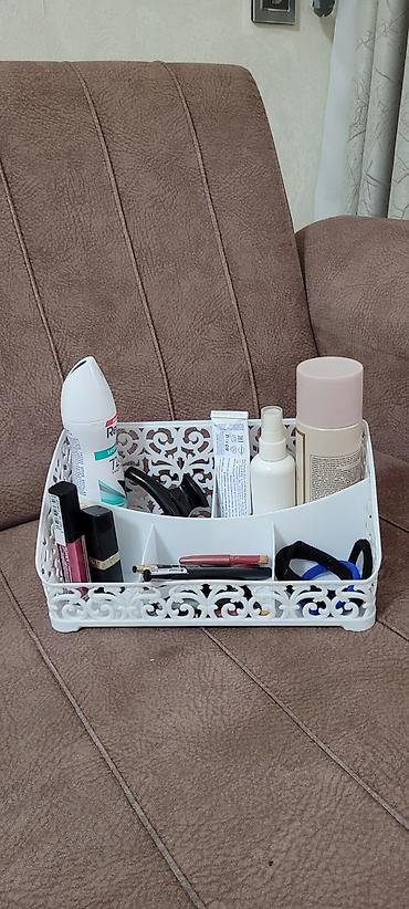 yun corab: Ağ rəngli plastik təşkilatçı səbət - Material: yüngül və davamlı — 1