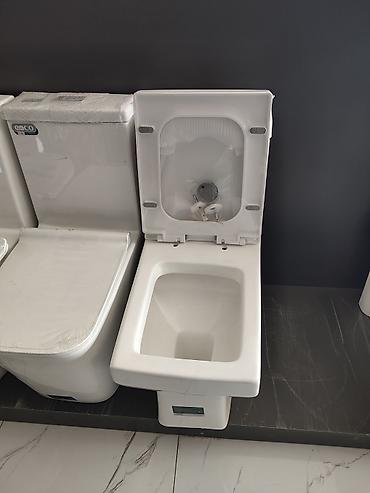 Унитазы: Унитаз COCO белого цвета с напольным креплением и квадратной чашей — 2