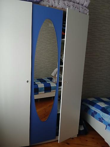 acilan divanlar: Uşaq/yeniyetmə otağı üçün üçqapılı geyim şkafı - Rəng: ağ korpus — 1