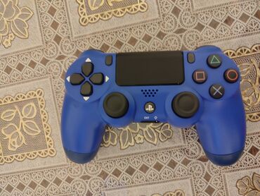 playstation salon: PS4 pultu a glass az işlənib