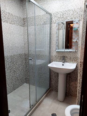 Uzunmüddətli kirayə mənzillər: Qaraev metrosuna yaxin 17 mertebeli binanın 3-cu mərtəbəsində — 4