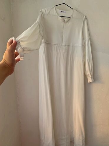 платье майка миди: Белое платье миди с длинными рукавами. - Свободный силуэт с мягкой