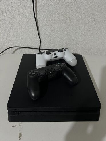 PS4 (Sony PlayStation 4): Продается ps4 slim 500 гб в отличном состоянии. В комплекте 2