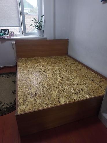 Кровать б/у. Размер спального места 150×200 см. с высоким изголовьем