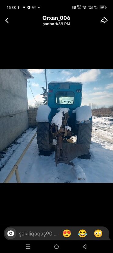 Traktorlar: Mavi rəngli MTZ tipli traktor, kabinalı. Ön hissədə baca/egzoz və — 2