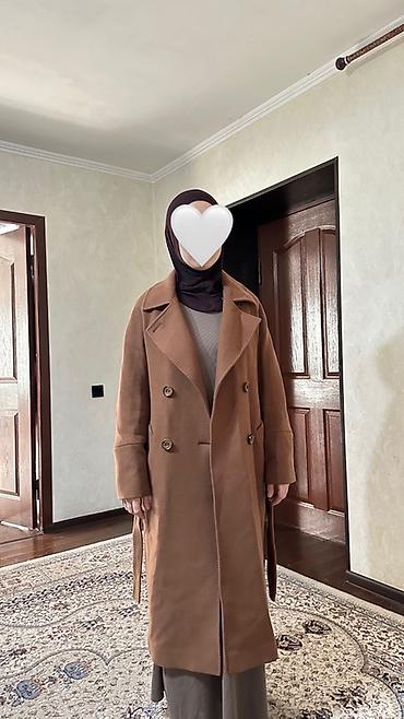 женские шарфы снуды: Женское пальто-халат, карамельно‑коричневый цвет. - Крой: двубортное — 4