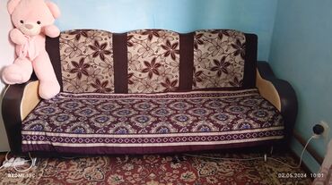 продам мебель бу в бишкеке: Диван-кровать, цвет - Коричневый, Б/у