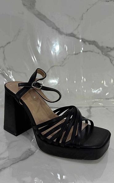 lagerfeld jako: Elegantne ženske sandale – više modela
Brojevi
36-41
2550 din
OR💥 — 2