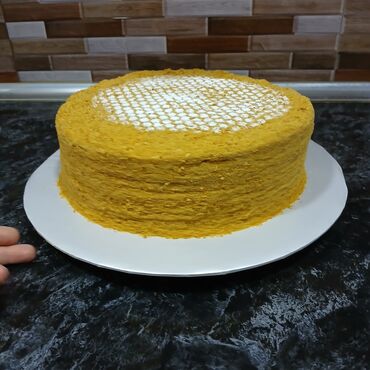 tort sekli: Bu dairəvi tort, çoxsaylı nazik qatlarla hazırlanmış, bal rəngində və