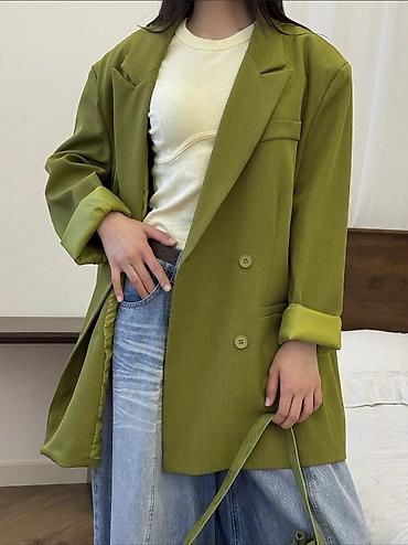 блейзеры: Женский oversize пиджак насыщенного оливково‑зеленого цвета. - — 1