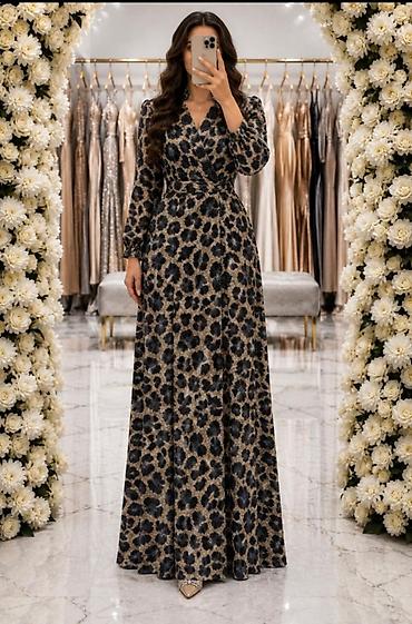 ziyafət çantaları: Zövqlü və diqqətçəkən leopard naxışlı uzun ziyafət donu. Model döş və — 1
